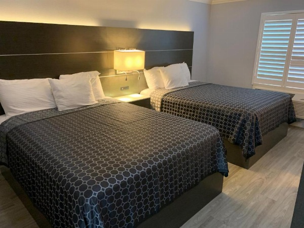 Mirage Inn & Suites image 16